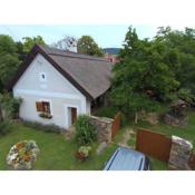 Thatch-roofed Peasant Style House in Lovely Private Setting - Nádtetős parasztház meghitt környezetben