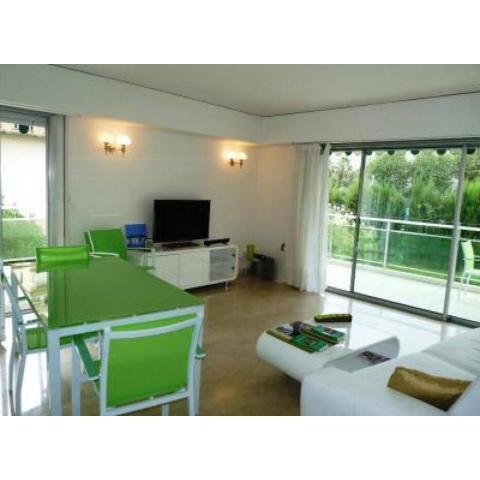 Three bedroom, two bathroom apartment in Cannes with large terrace - 880