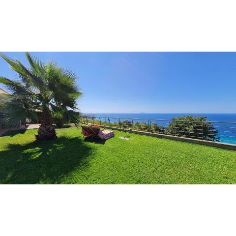 Top location - tranquility - pool - garden & sea view