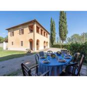 Tranquil Farmhouse in Terranova Bracciolini near Nightlife