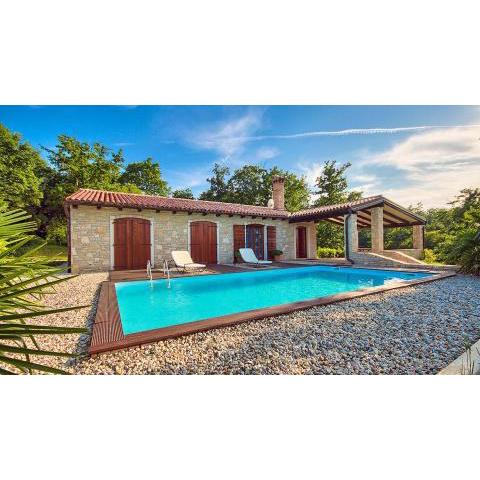 Unique villa Angelina with pool and tennis court near Rovinj, surrounded by greenery, high level of privacy