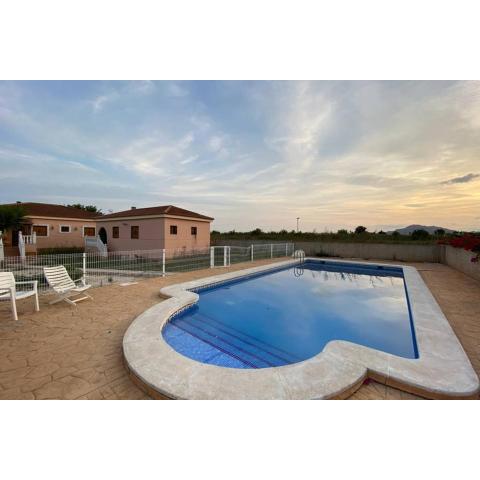 Villa Dolores, un chalet con piscina y barbacoa en la huerta del Segura.