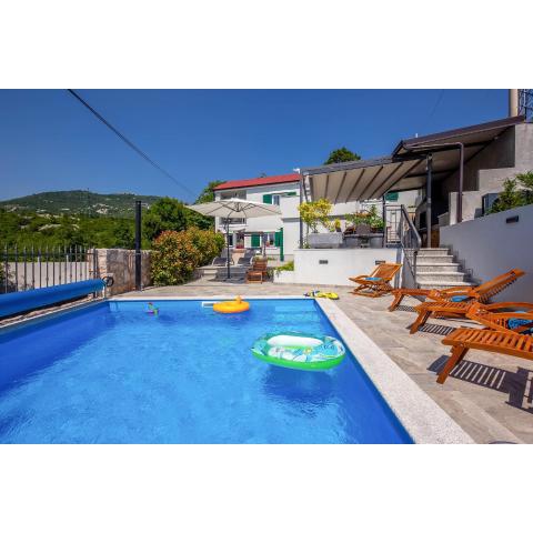 Villa LETA, luxurious 5 stars villa in a green oasis with fitness, heated pool, playground & barbecue, Kvarner