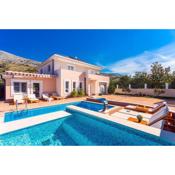 VILLA MILLA with private pool, jacuzzi, sauna, gym, max. 8 person