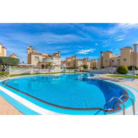 Villa Reformada en Residencial Orihuela Costa