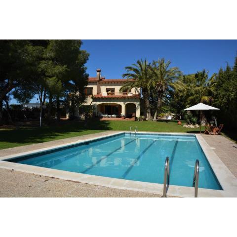 Villa Sitges Colibri a 12 min Sitges Renewed 2019 Amaizing Garden 2000 m2 Pool XXL Tenis Pist private 20 minutes walk nice beaches