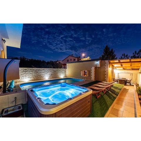 Villa Yespeace with private pool, jacuzzi & sauna