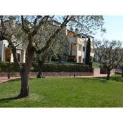 Well-kept apartment with view of the swimming pool